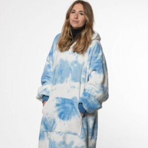 🌀 Plaid géant KoKoon TIE & DYE – Ultra doux, chaud et tendance  Découvrez le nouveau plaid géant KoKoon TIE & DYE, ultra chaud, super doux et moelleux – une fusion innovante entre un hoodie oversize et une couette en polaire. Ce vêtement hybride combine la praticité d’un sweat avec le confort enveloppant d’un plaid XXL pour une sensation de cocooning absolu